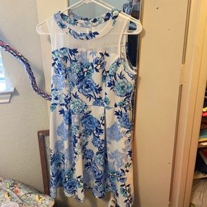 Love squared XL white w/ blue floral, mesh collar